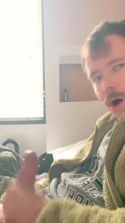 Spannend moment uit "Zwaargeschapen jongen aftrekken, selfsucking en kont tonen"