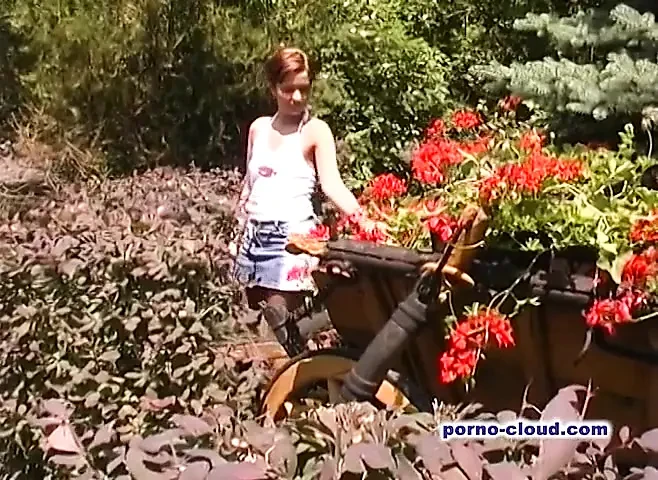 Sheyla Wet - outdoor,brunette