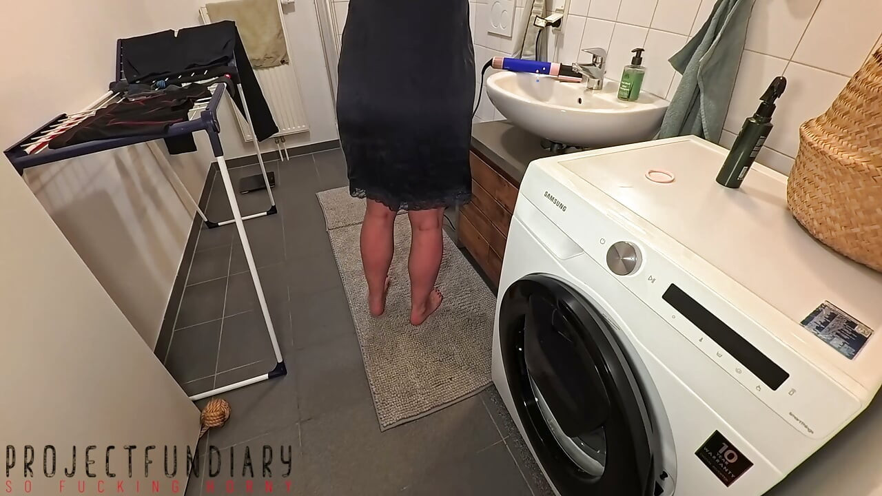 הבת השכנונית עם סאטן כחול מקיימת סקס יחפה בחדר האמבטיה, Projectfundiary