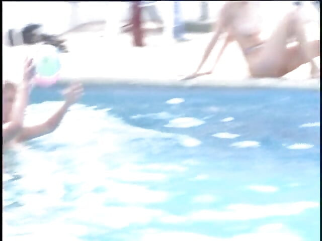 Des MILF sexy dans la piscine