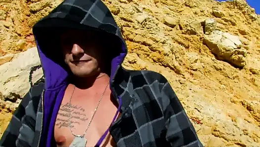 Schlampenmädchen abgeschleppt, gibt einen blowjob im freien und sie wird in einem verlassenen haus gefickt