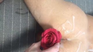 Eine Rose in den Arsch, um es abzurunden