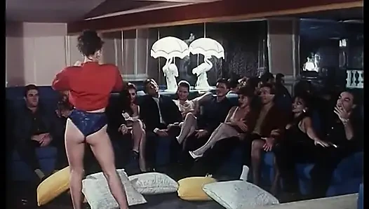 Heiße und elegante brünette strippt vor einer menge sexueller fanatiker
