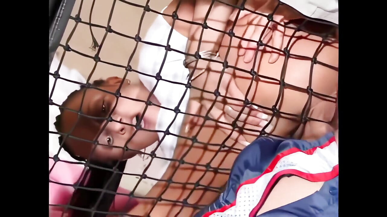 Seorang pelacur muda kacau di malam hari oleh guru tenis