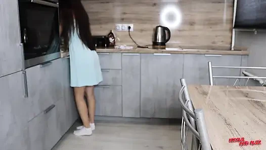 Я пригласила в гости свою одноклассницу. Сперма в киске