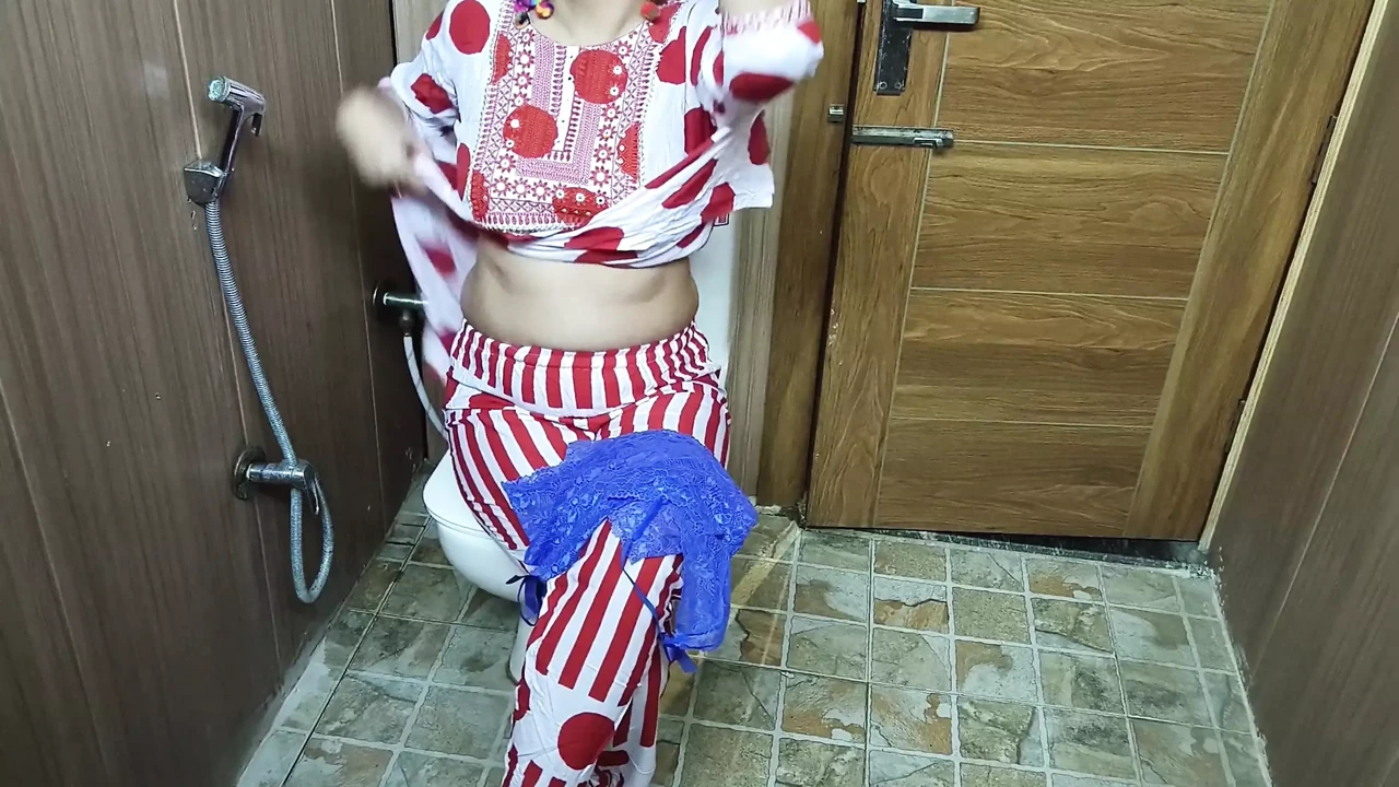 Hindi Teen Stepson Sneakes Behind Stepmom Changing Clothes and She Likes This in Hindi Audio