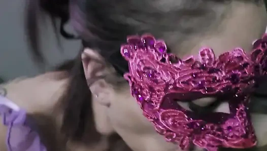 Versaute milf in einer rosa maske, blowjob mit schlucken
