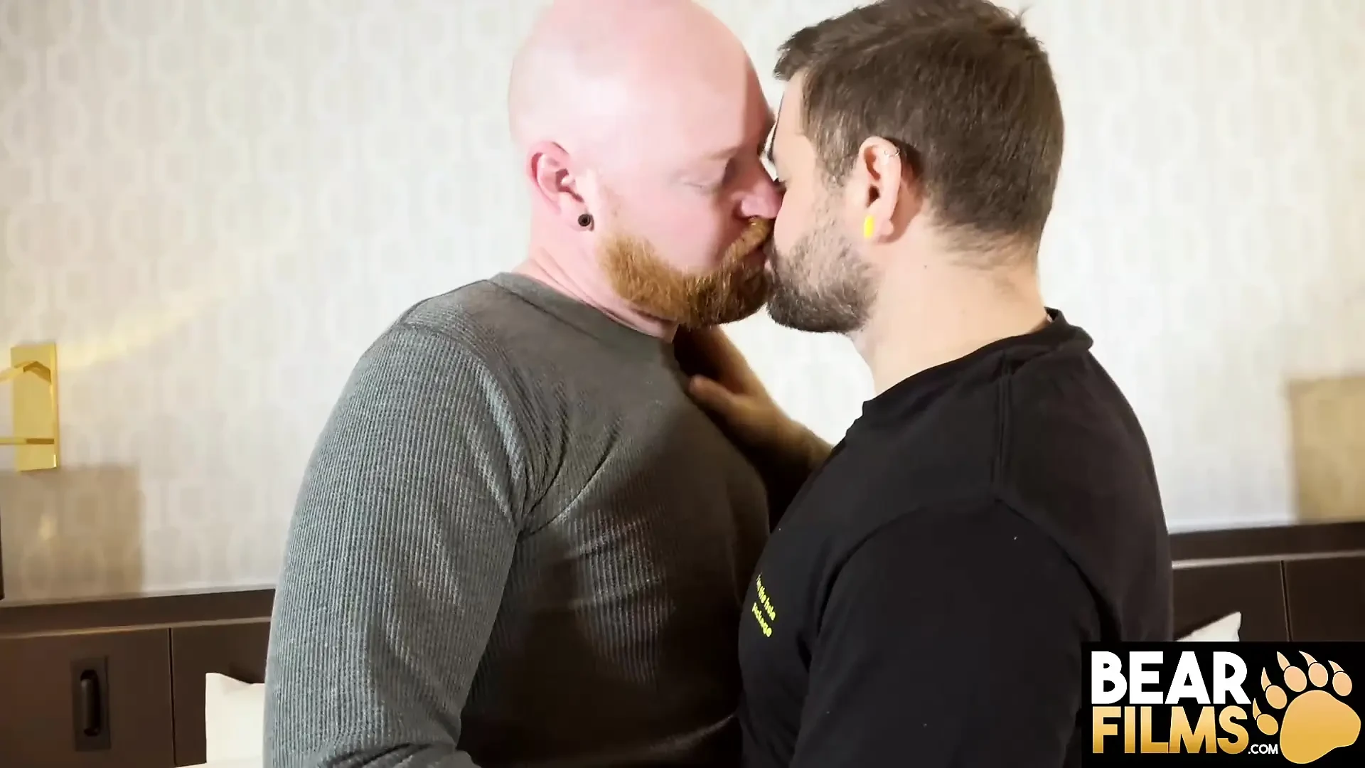 BEARFILMs jon shield regala a logan stanley una intensa scopata