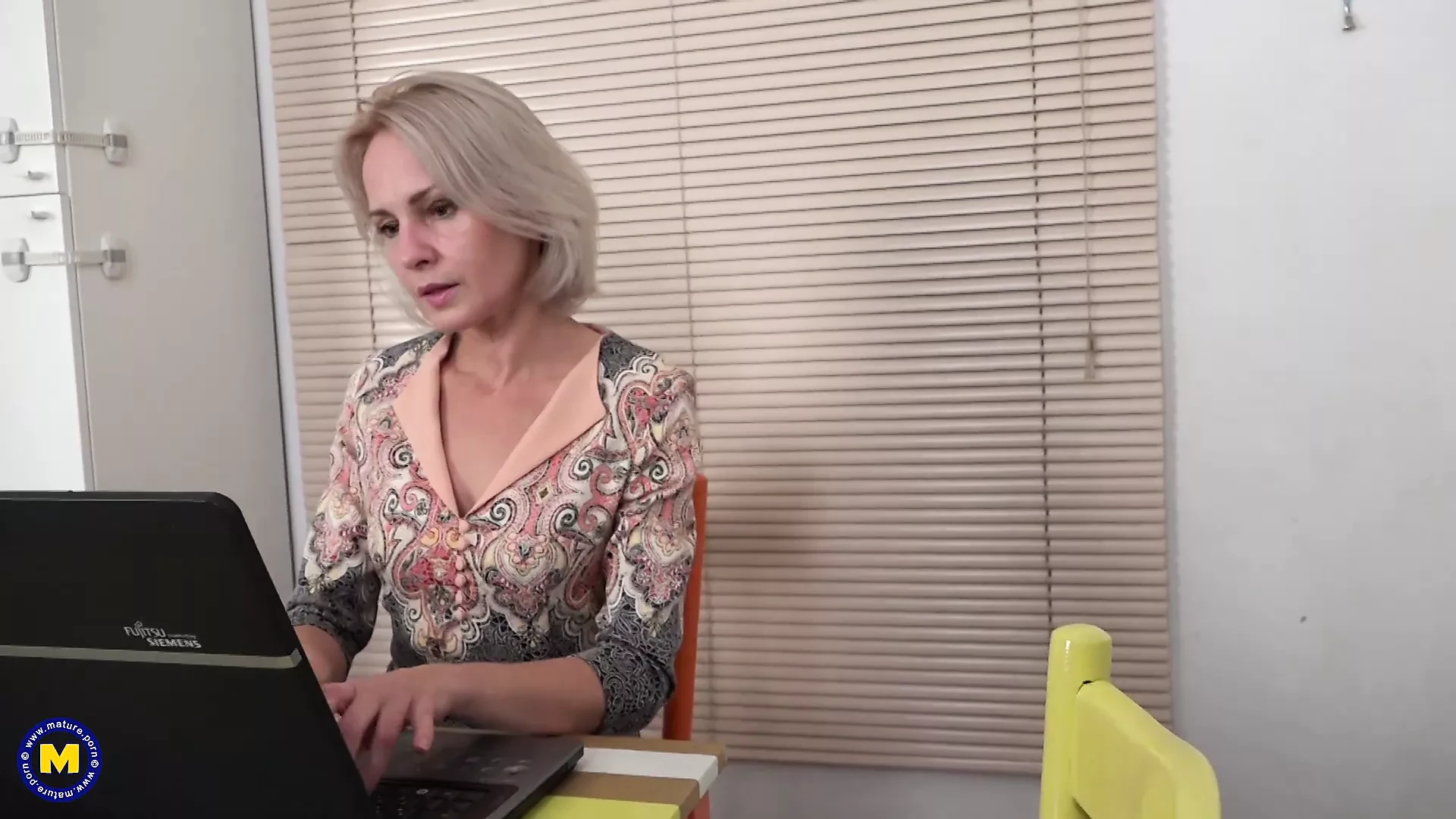 Prekrasna zrela mama puši kurac i jebe polu sina u kuhinji