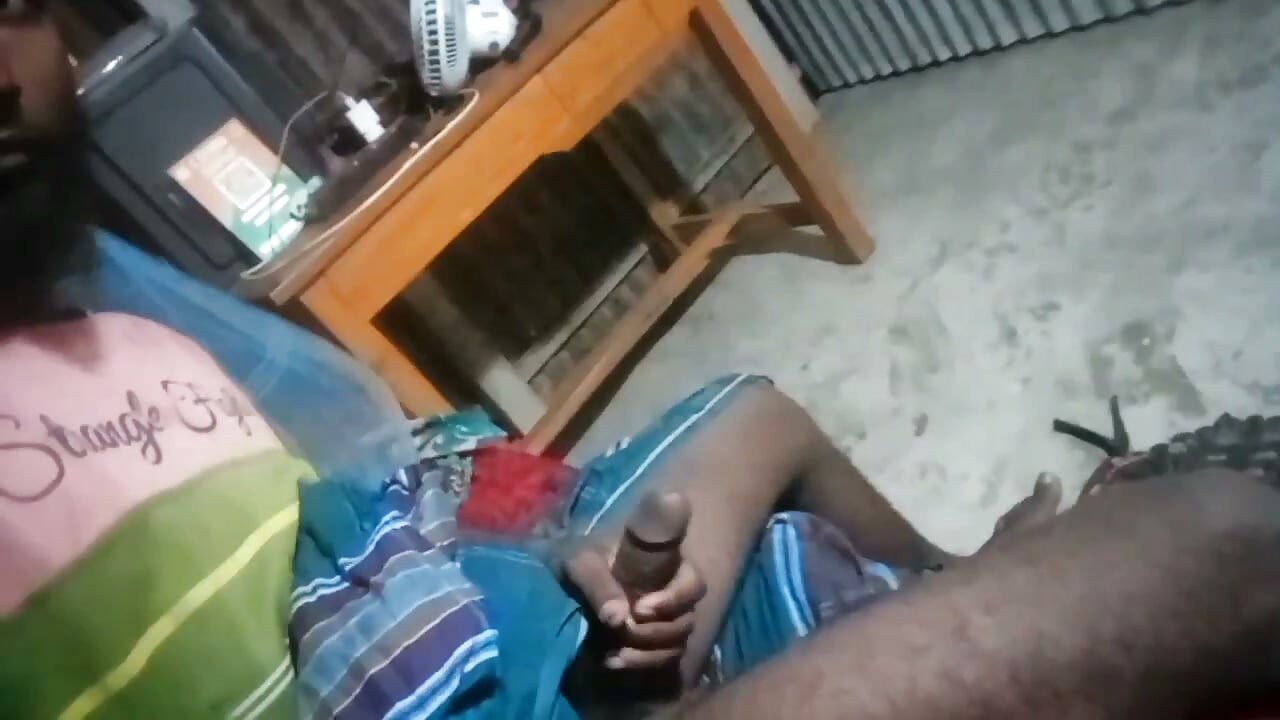 饥渴男人在撸自己那根大鸡巴，脑子里想着你，呻吟着猛射一大堆精液