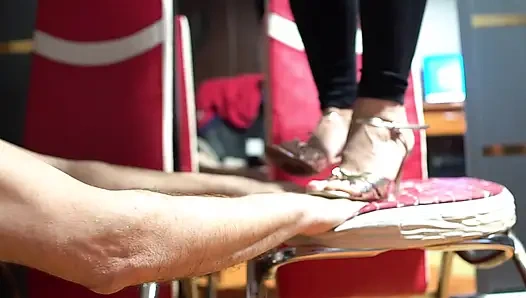 Топчет с каблуками на руках