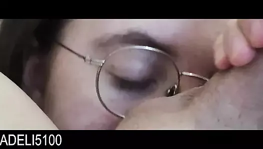 Seksowna okularnica obciąga ci i połyka twoją sperme
