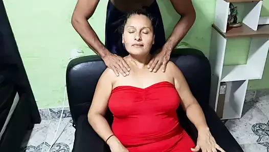Un délicieux massage et un léchage de seins pour ma belle-mère