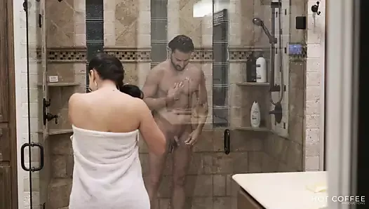 Una ducha con mi marido termina en sexo intenso y romántico