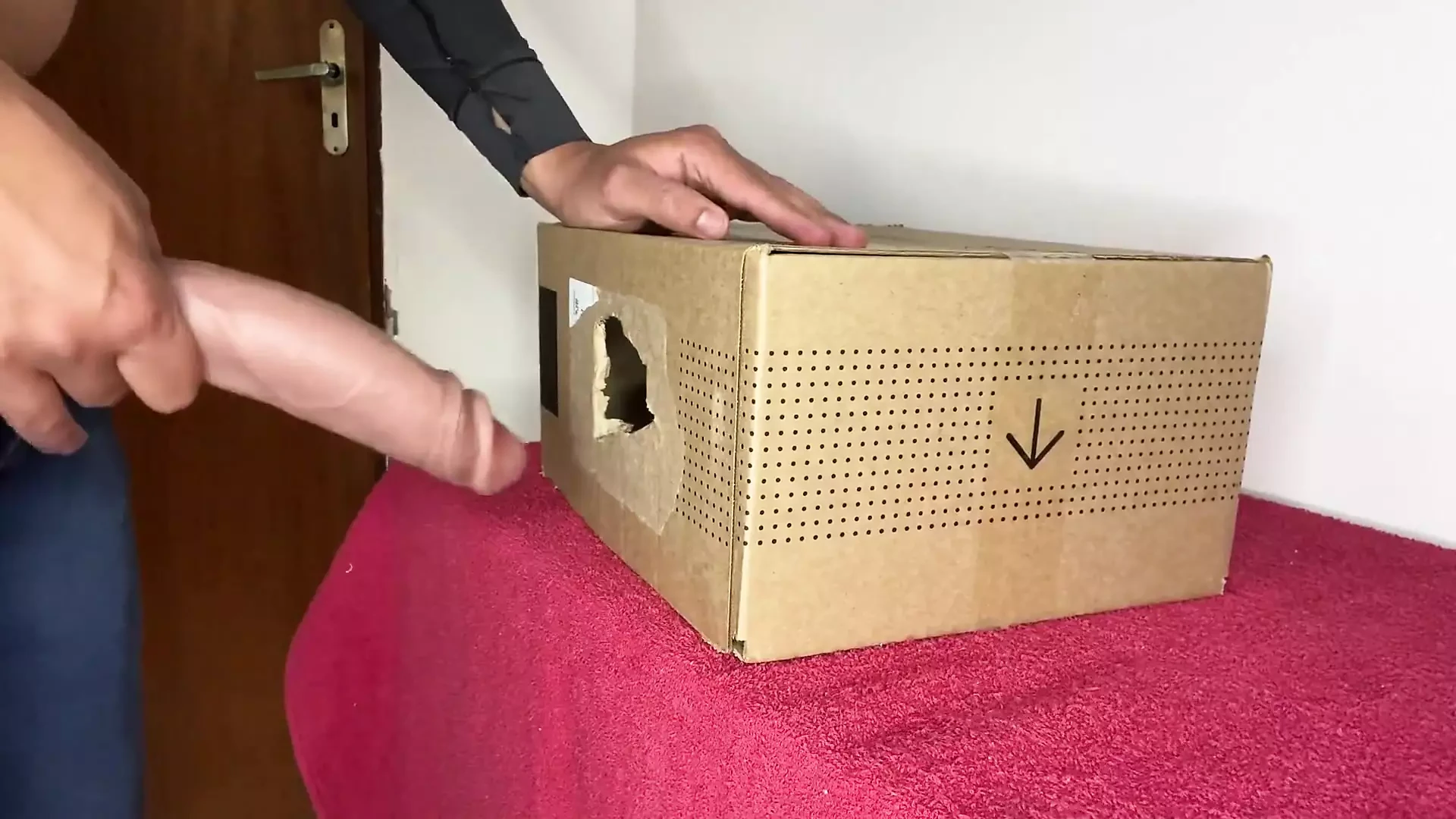 Saya Menjadi Miang Di Tempat Kerja Dan Setiausaha Saya Tiada Di Sana, Saya Menindik Kotak Dan Mengongkeknya