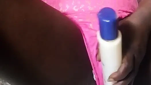 Cewek sange ini lagi asik muasin memeknya sendirian di rumah!