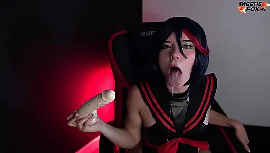 Ryuko Matoi fickt sich mit einem riesigen dildo in muschi und mund