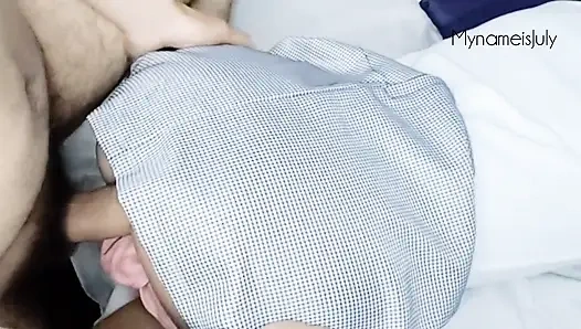 Kleines Thailändisches Schulmädchen: Papa, ein Mann kam ins Zimmer!