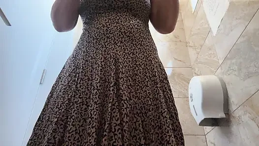 Azgın olgun orta yaşlı seksi kadın çok tahrik oluyor ve ofisteki umumi tuvalette amını ovuyor.