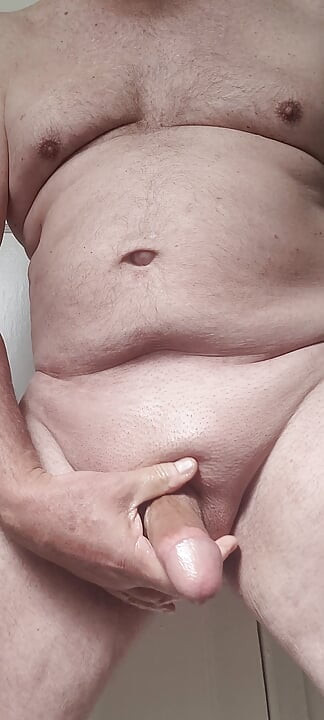 Solosexual acaricia mi polla afeitada y aceitada para obtener una carga de semen para tragar