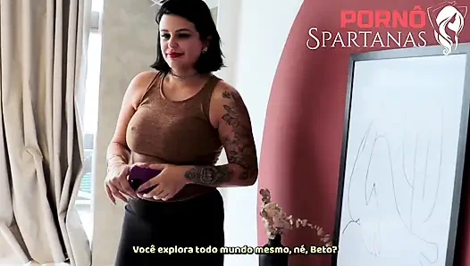 Yaramaz MILF Komisyoncu, Nerd Stajyerin Bakireliğini Aldı