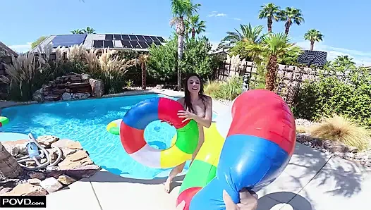 Rose Caarter biraz yarak alıyor ve güneşin altında boşalıyor