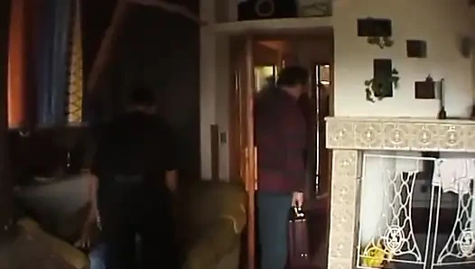 Pasangan amatir ngentot di selimut di pinggir sungai