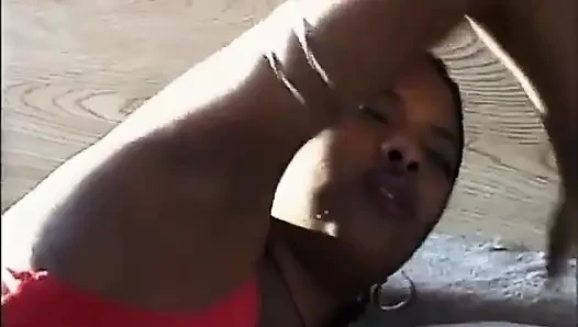 Kontol threesome hitam dan putih mengisap memek menjilati memek