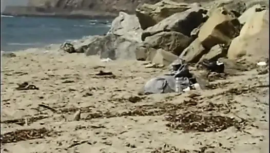 Seksi büyük memeli siyah amcık plajda büyük siyah yarağı emiyor