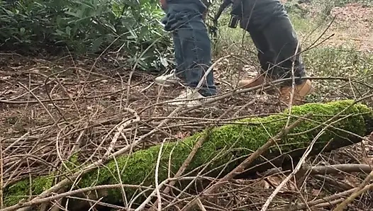 Echte amateur-milf-ehefrau im wald.