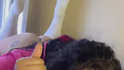 Asiatisches mädchen mit dickem hintern liebt es, großen schwanz zu lutschen und creampie zu bekommen