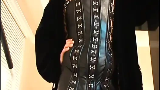 Seksi ve sürtük lezbiyen orta yaşlı seksi kadın genç kızı telefonda izlerken heyecanlanıyor ve onu sikmeye karar veriyor