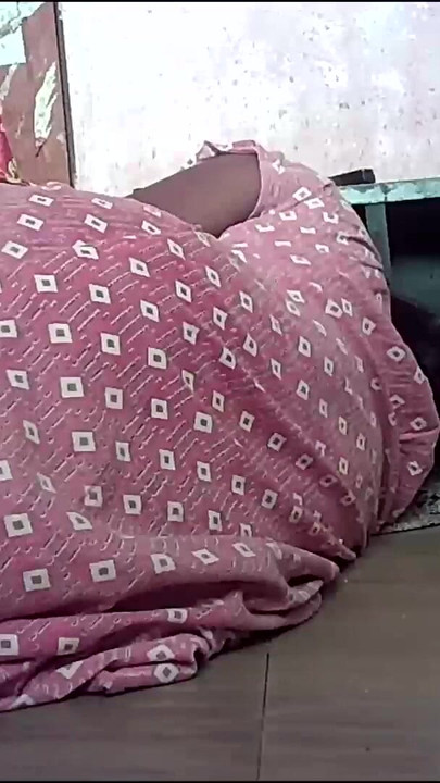 Detik kuat dari "isteri rumah kampung India menunjukkan buah dada besar dan ciuman"