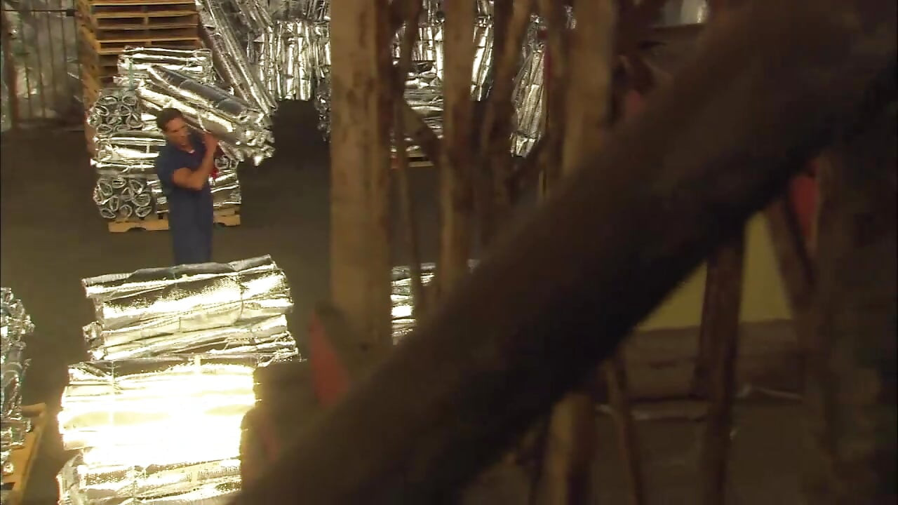 Si blonde panas dengan buah dada besar tidak dikongkek dengan supercar