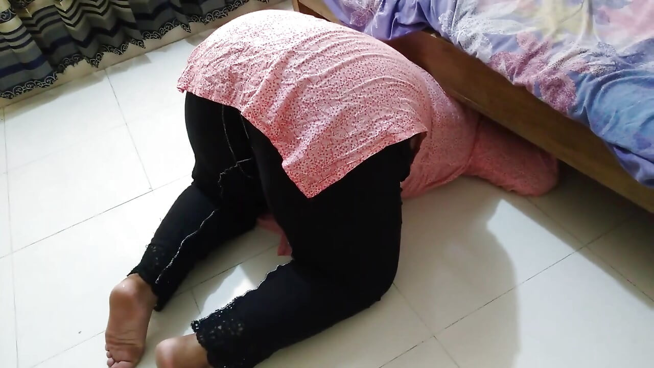 Arab Stepmom Gets Stuck Under Bed When Stepson Fucks Her Big Ass