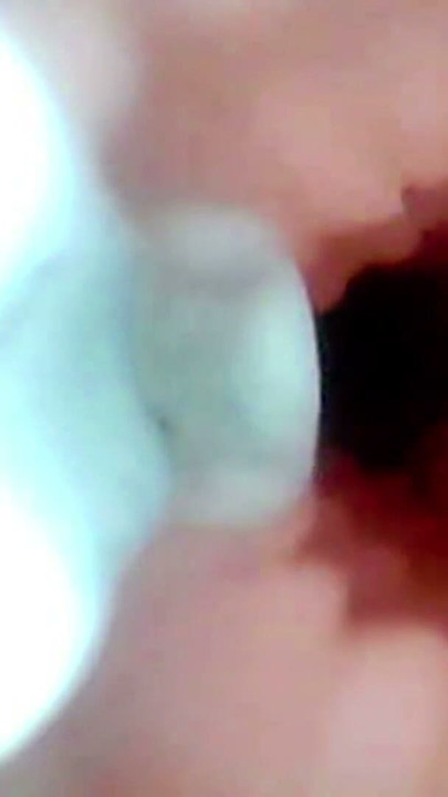 Um exame detalhado de Lopuza93 cavidade oral e área anal usando uma câmera de endoscópio. | Clipe 1