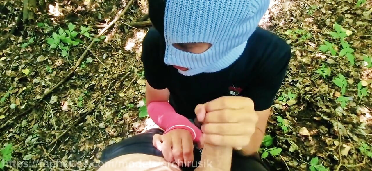 Twinks with Big Dicks Fuck During Breaks in the Park Without Condoms Until They Cum