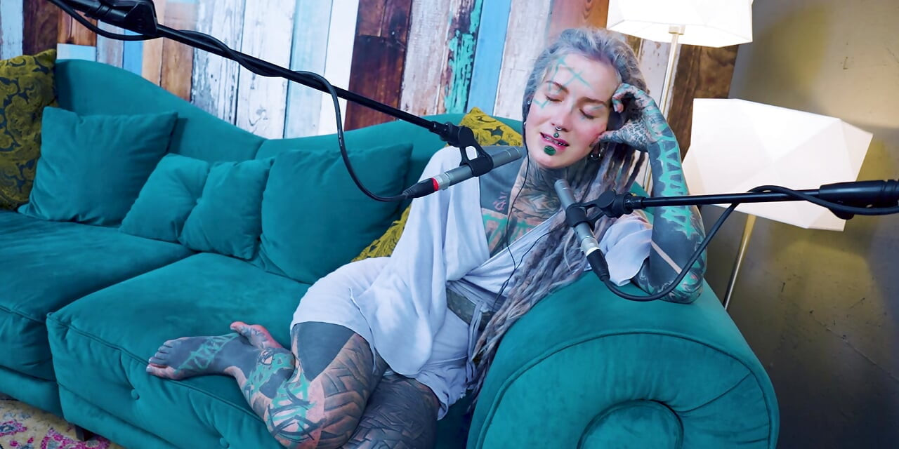 U hakkında konuşuyorum - rahatsız - asmr podcast sfw konuşuyor gotik sıska kız dreadlocks dövmeli model dövmeli kız