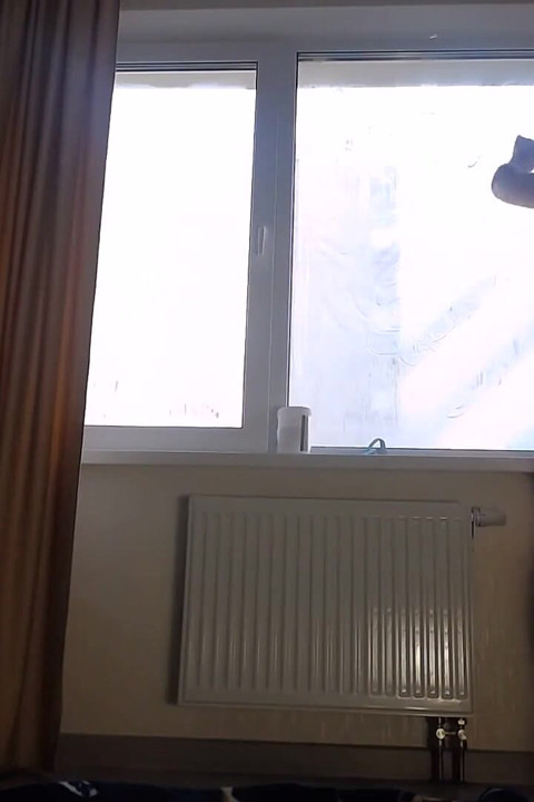 Mein stiefbrudchen beobachtete mich, während ich das fenster nackt wäscht