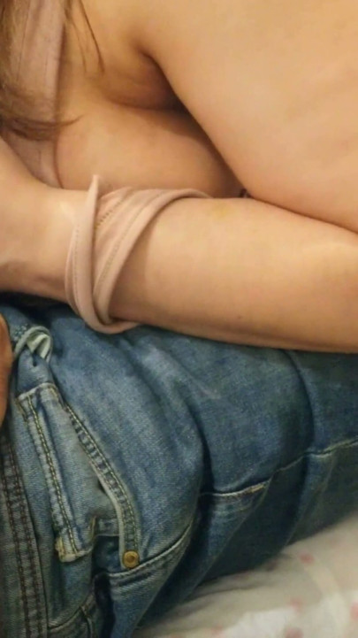 Mamá con tetas grandes le hizo una paja con las tetas resbaladizas a su hijastro caliente, tetas grandes de mamá con aceite, paja casera amateur real | Clip 2
