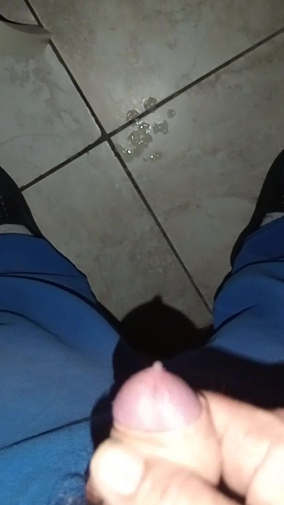 Arkadaşımla yaptığım videoyu izlerken mastürbasyon yapıyorum