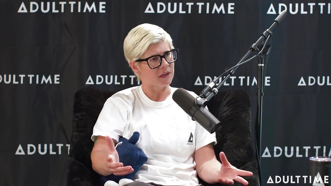 Cami Strella supravietuitor unui cult, Tiktok Fame, și non-monogamy | Podcast pentru adulți