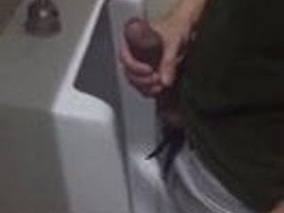 男が公衆トイレでチンポをなでるのを見る