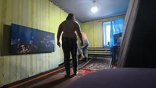 Kamera arkası, kesilmemiş. Yeni bir seks yatağı inşa ediyoruz