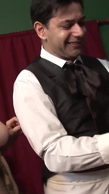 Moment emblématique du « trio cosplay vintage, 2 MILF sexy et une bite »