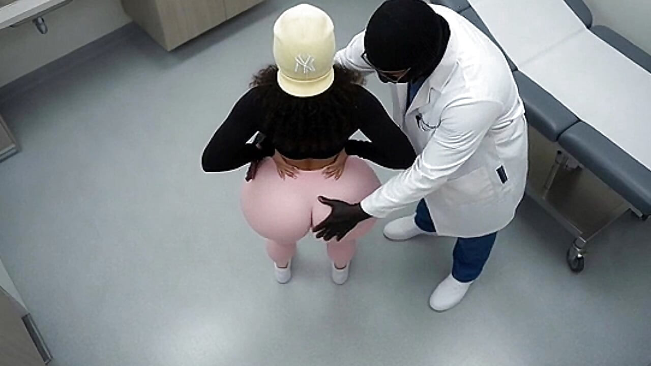 Petite Big Ass Girl Twerking i tight rosa leggings och rem