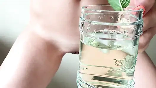 Aku mencoba kencing di dalam gelas. Ternyata itu tidak mudah. =)