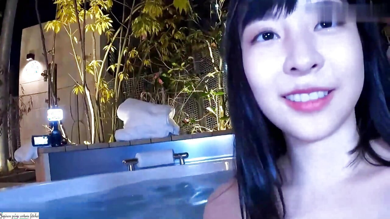 자쿠지에서 껴안고