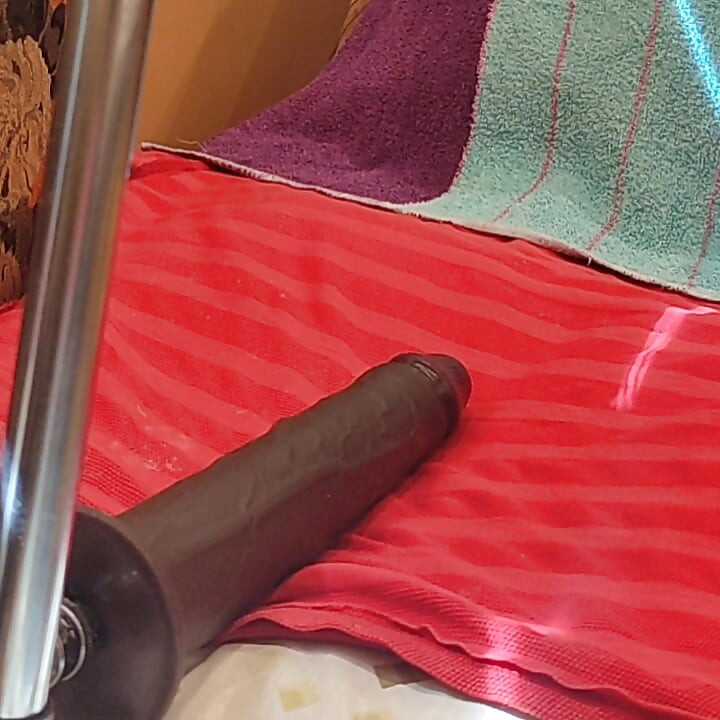 Igraj se s čudovišnim dildom