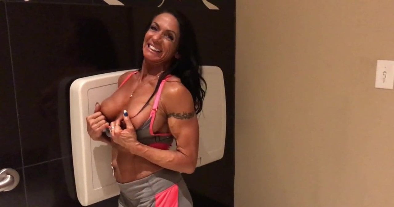 Muscle blowjob
